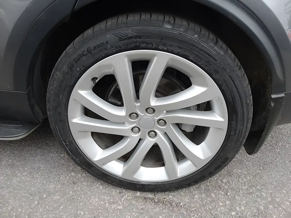 Used 2019 Land Rover Discovery Anniversary Edition Grey - Interior and Exterior details 19
