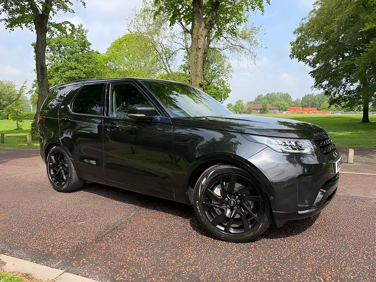 Used 2019 Land Rover Discovery Hse Black - Front View