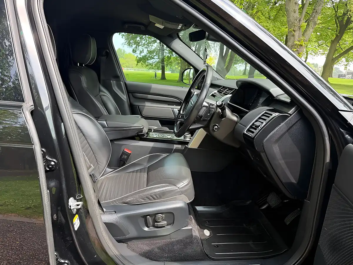 Used 2019 Land Rover Discovery Hse Black - Interior and Exterior details 10
