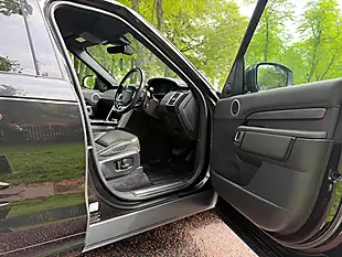 Used 2019 Land Rover Discovery Hse Black - Interior and Exterior details 11