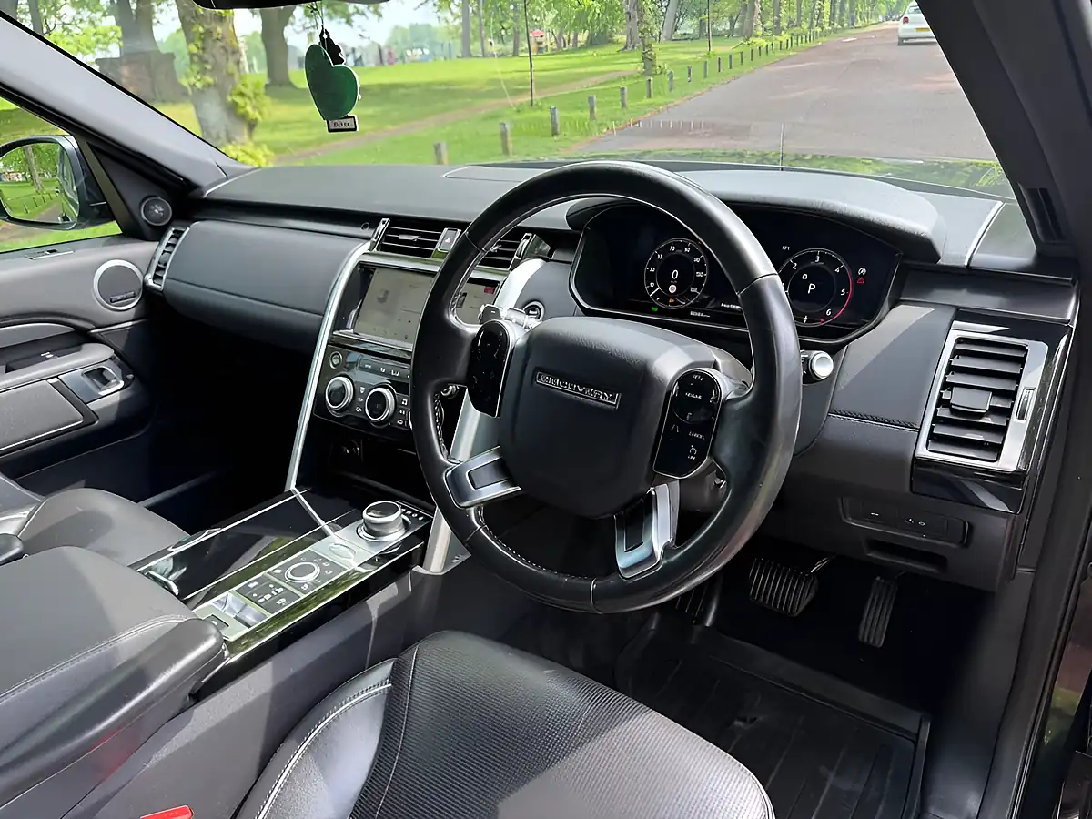 Used 2019 Land Rover Discovery Hse Black - Interior and Exterior details 14