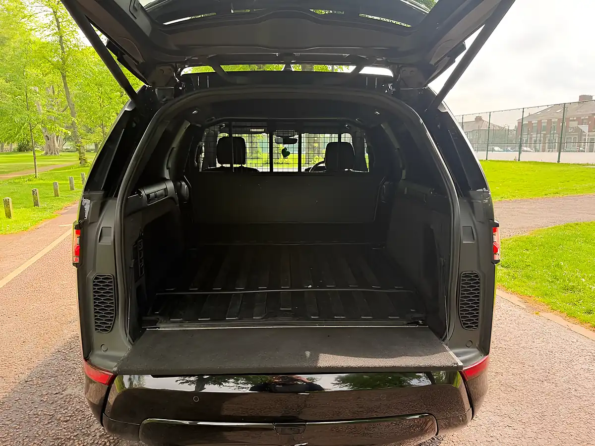 Used 2019 Land Rover Discovery Hse Black - Interior and Exterior details 17
