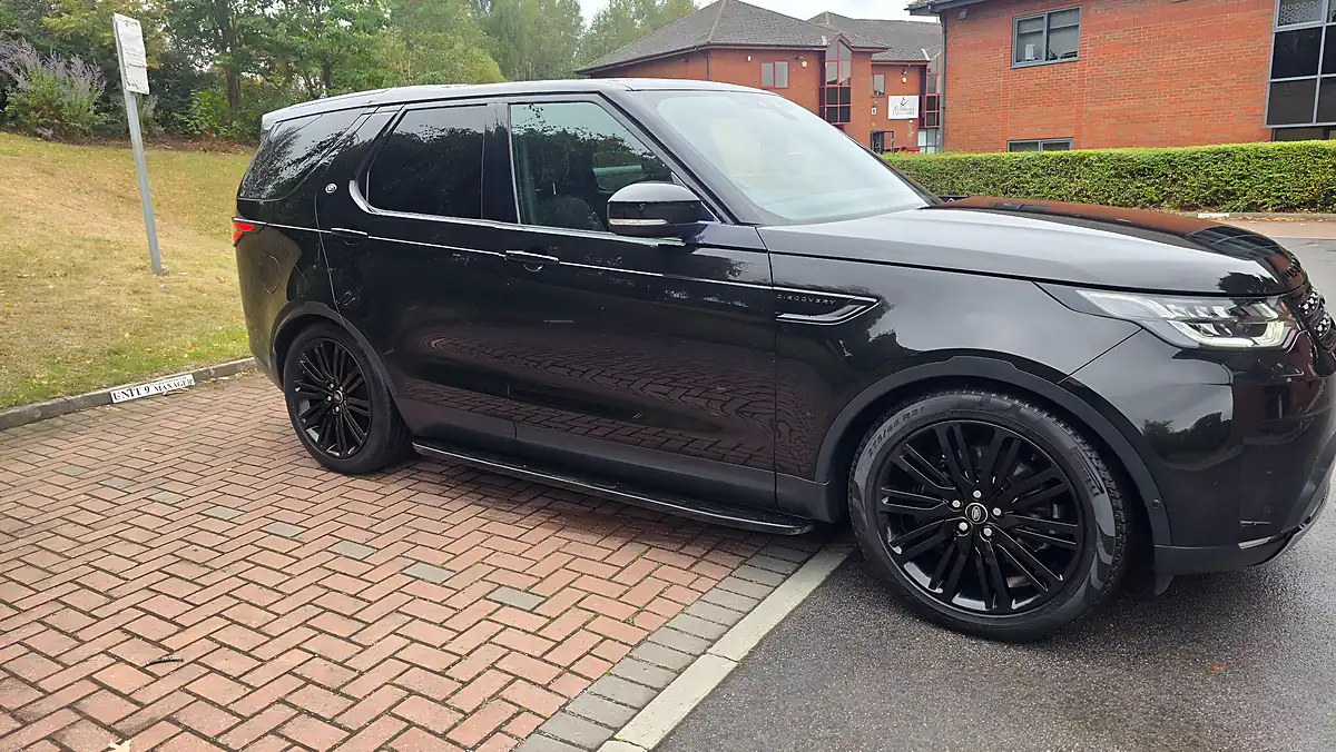 Used 2019 Land Rover Discovery Hse Black - Front View