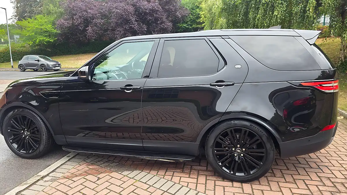 Used 2019 Land Rover Discovery Hse Black - Interior and Exterior details 10