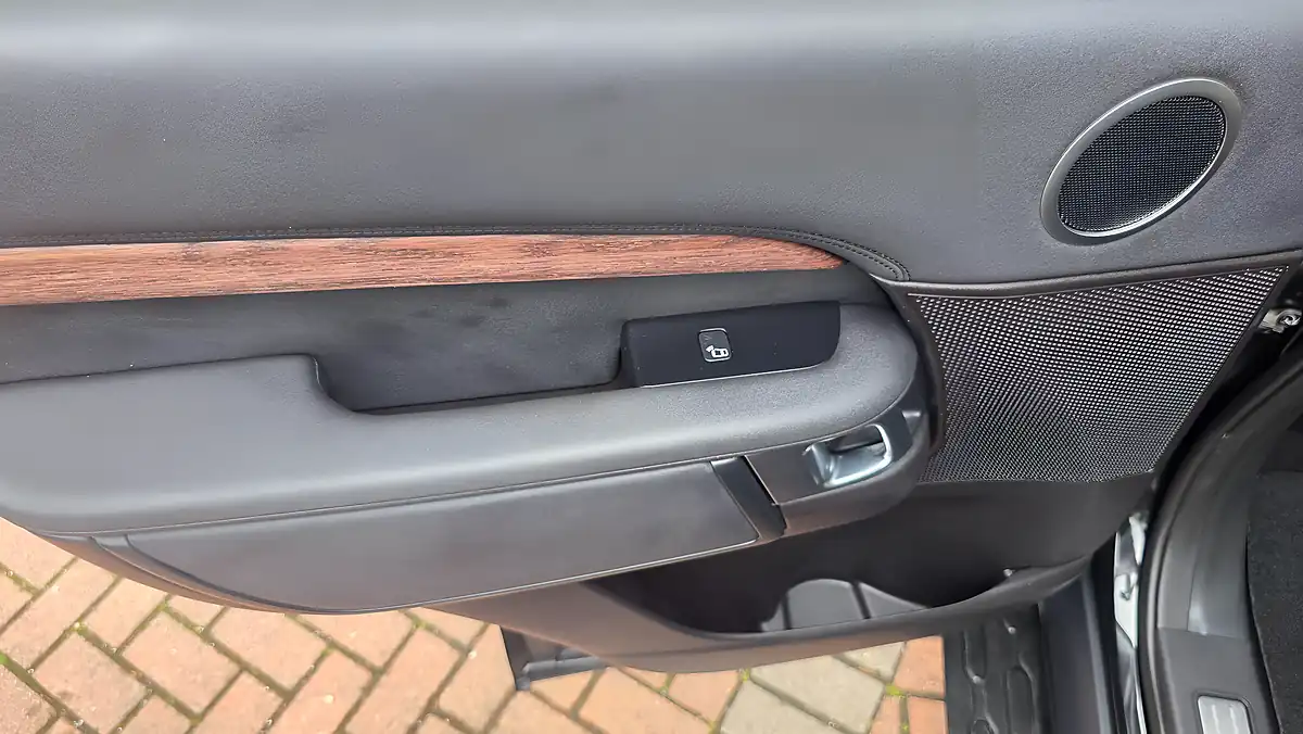 Used 2019 Land Rover Discovery Hse Black - Interior and Exterior details 17