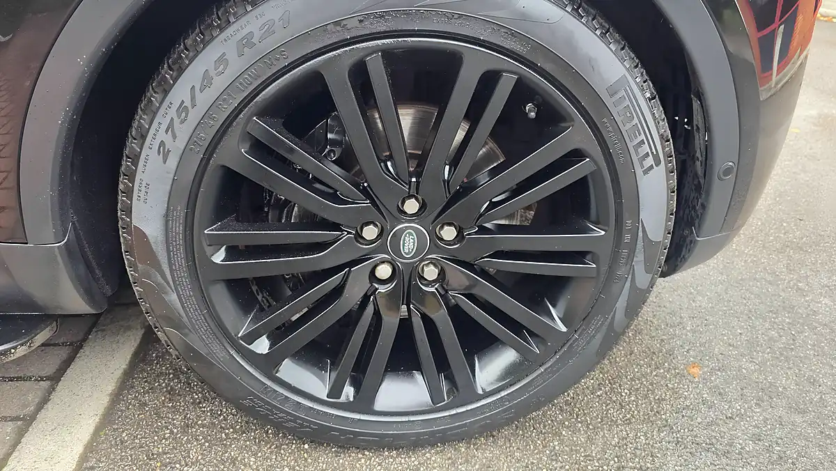 Used 2019 Land Rover Discovery Hse Black - Interior and Exterior details 19
