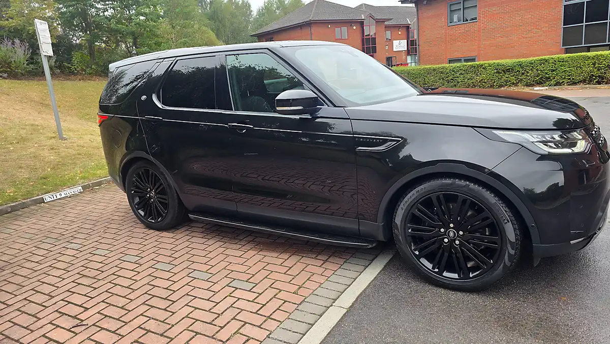 Used 2019 Land Rover Discovery Hse Black - Interior and Exterior details 3