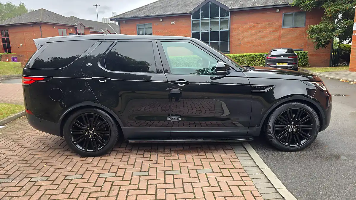 Used 2019 Land Rover Discovery Hse Black - Interior and Exterior details 4