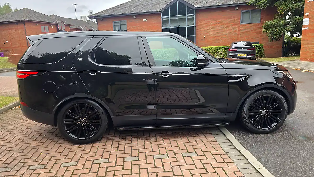 Used 2019 Land Rover Discovery Hse Black - Interior and Exterior details 7