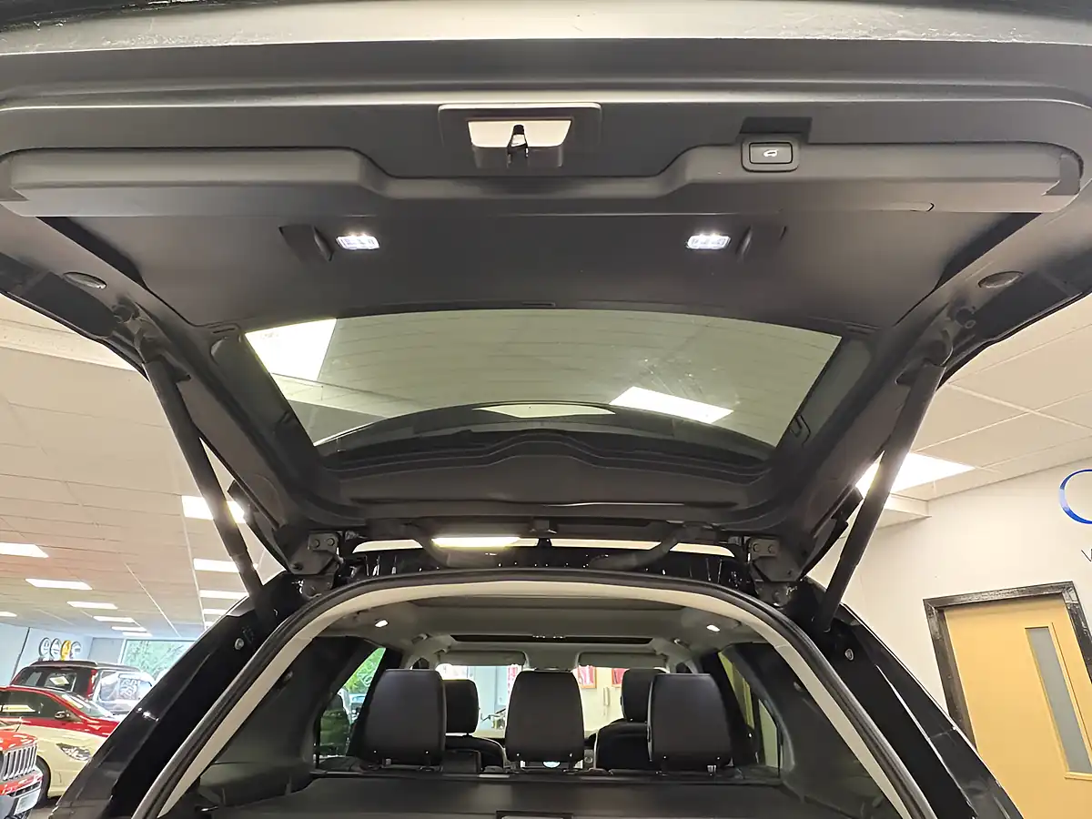 Used 2019 Land Rover Discovery Hse Black - Interior and Exterior details 13