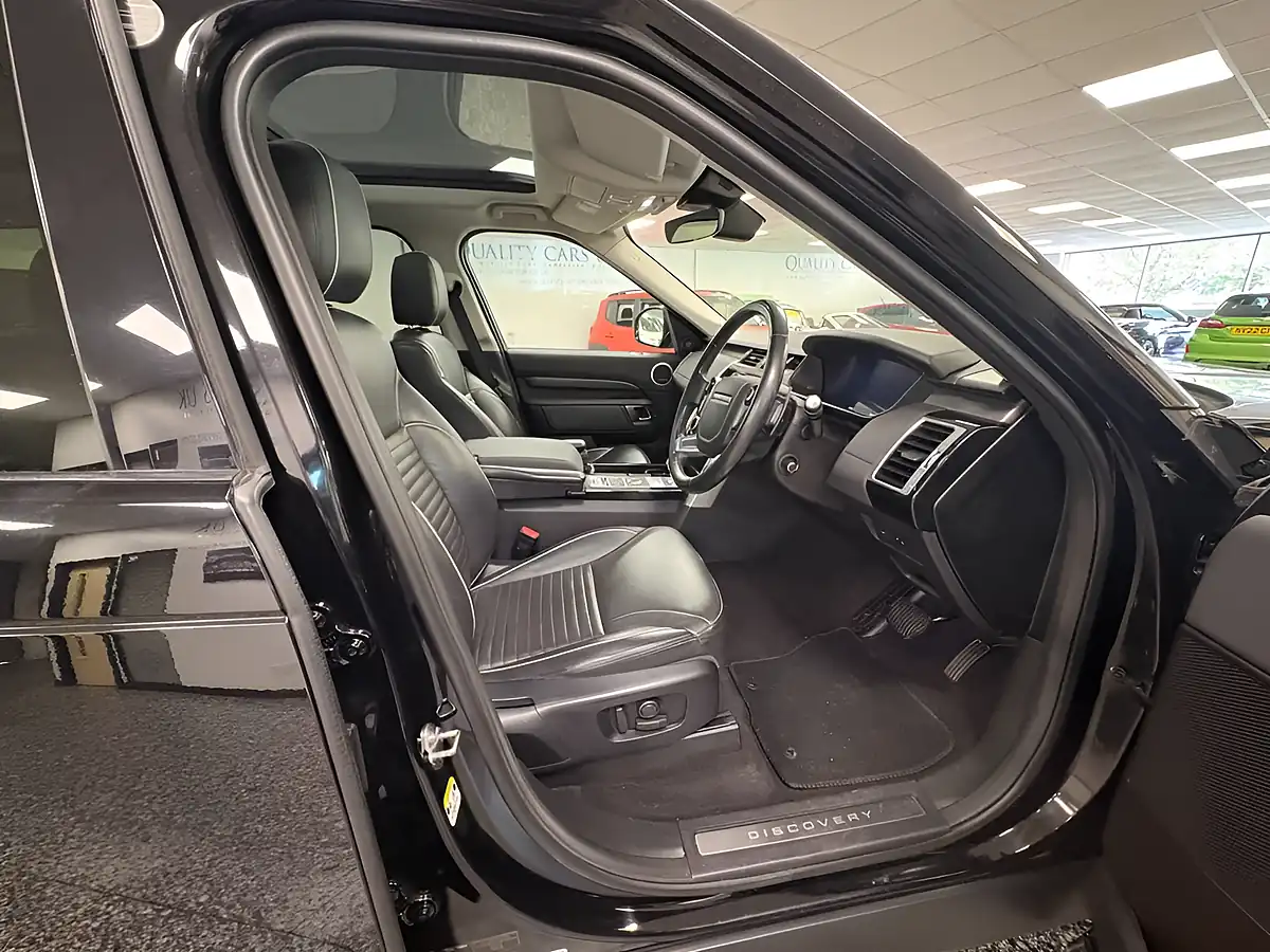 Used 2019 Land Rover Discovery Hse Black - Interior and Exterior details 16