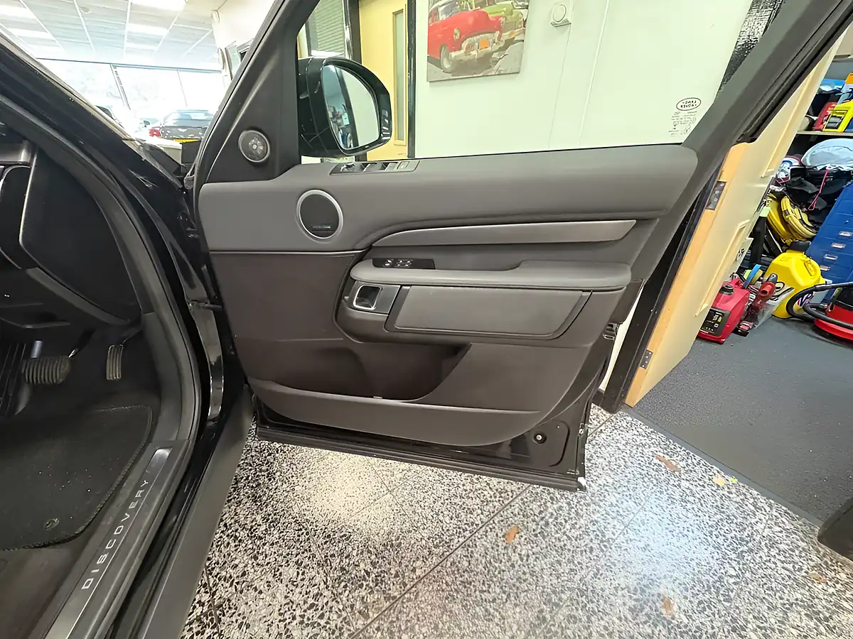 Used 2019 Land Rover Discovery Hse Black - Interior and Exterior details 18