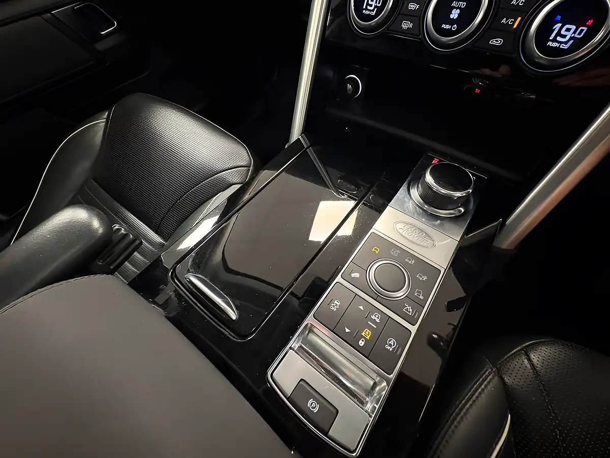 Used 2019 Land Rover Discovery Hse Black - Interior and Exterior details 20