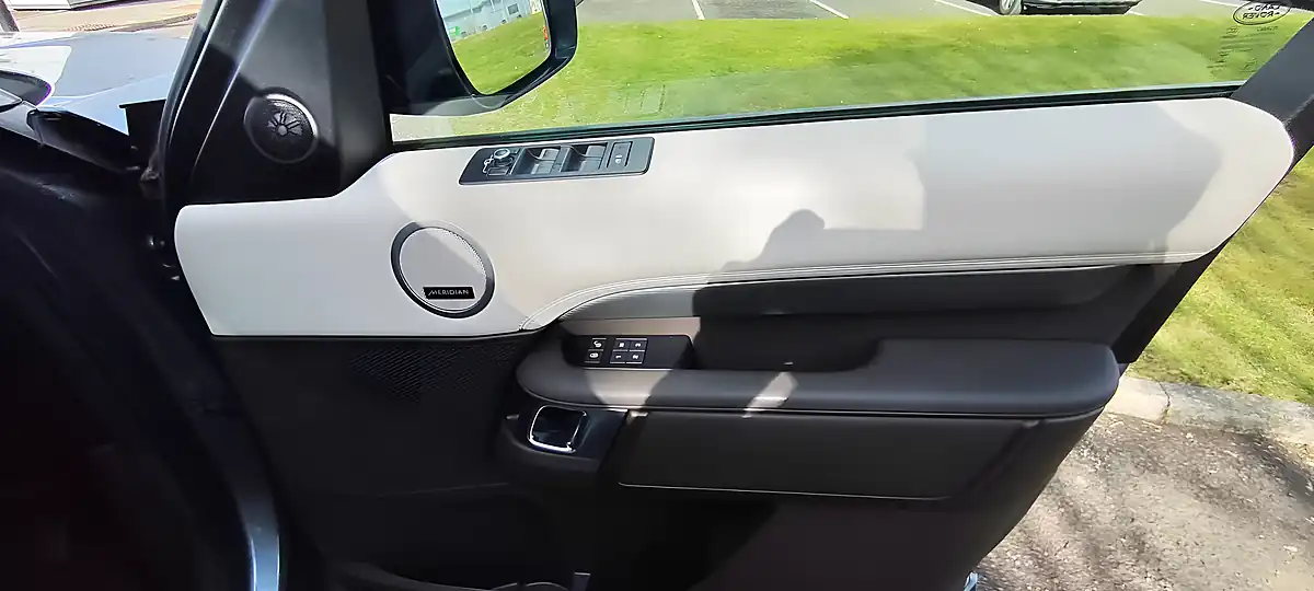 Used 2019 Land Rover Discovery Hse Blue - Interior and Exterior details 10