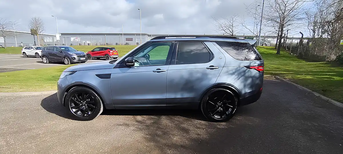 Used 2019 Land Rover Discovery Hse Blue - Interior and Exterior details 2
