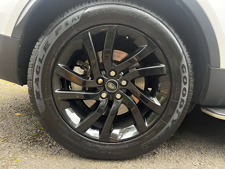 Used 2019 Land Rover Discovery Hse Chawton White - Interior and Exterior details 11