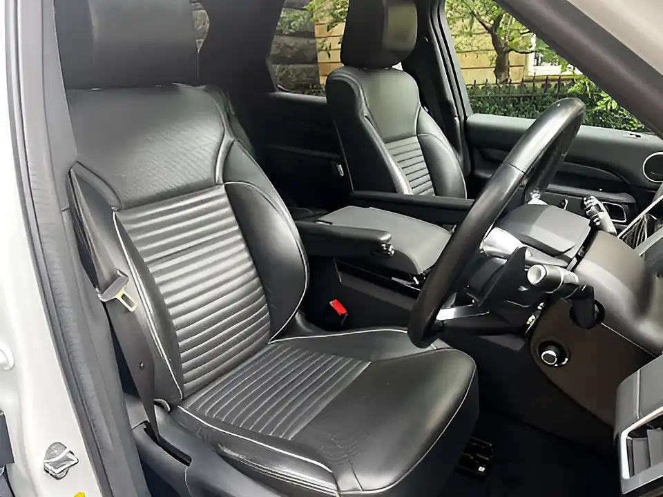 Used 2019 Land Rover Discovery Hse Chawton White - Interior and Exterior details 6