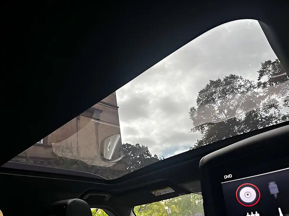 Used 2019 Land Rover Discovery Hse Chawton White - Interior and Exterior details 10