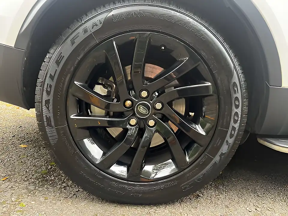 Used 2019 Land Rover Discovery Hse Chawton White - Interior and Exterior details 11