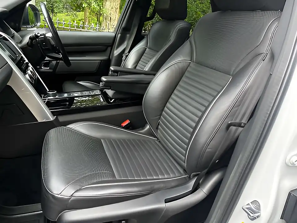 Used 2019 Land Rover Discovery Hse Chawton White - Interior and Exterior details 15