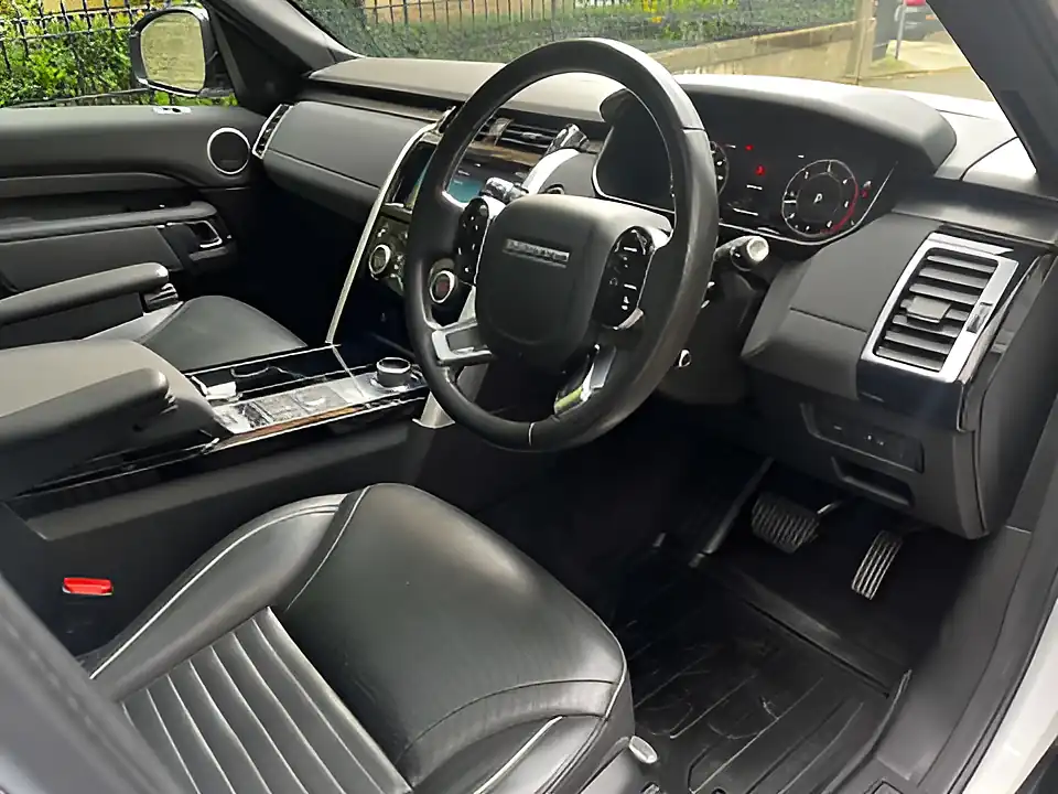Used 2019 Land Rover Discovery Hse Chawton White - Interior and Exterior details 17