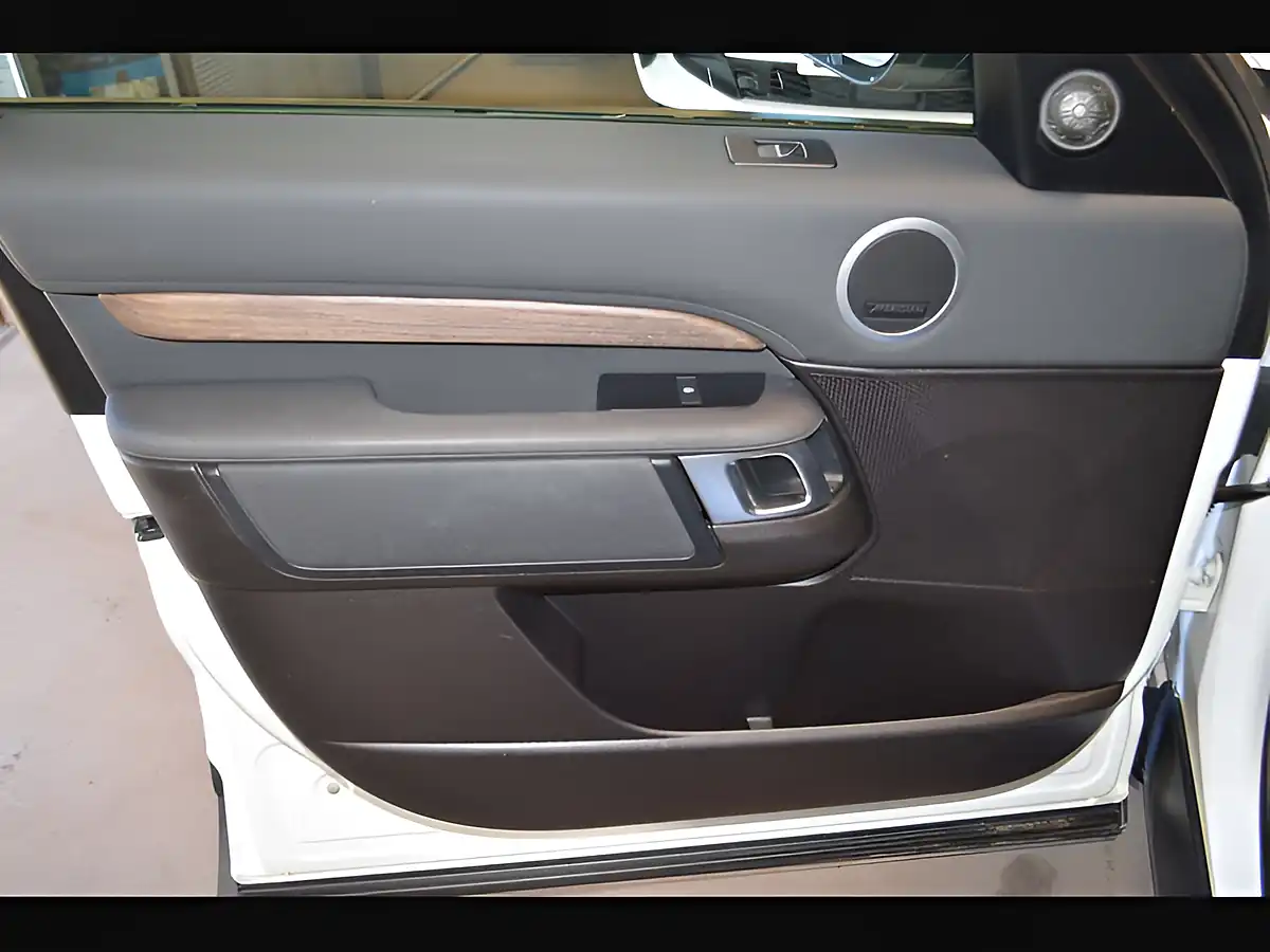 Used 2019 Land Rover Discovery Hse Fuji White - Interior and Exterior details 12