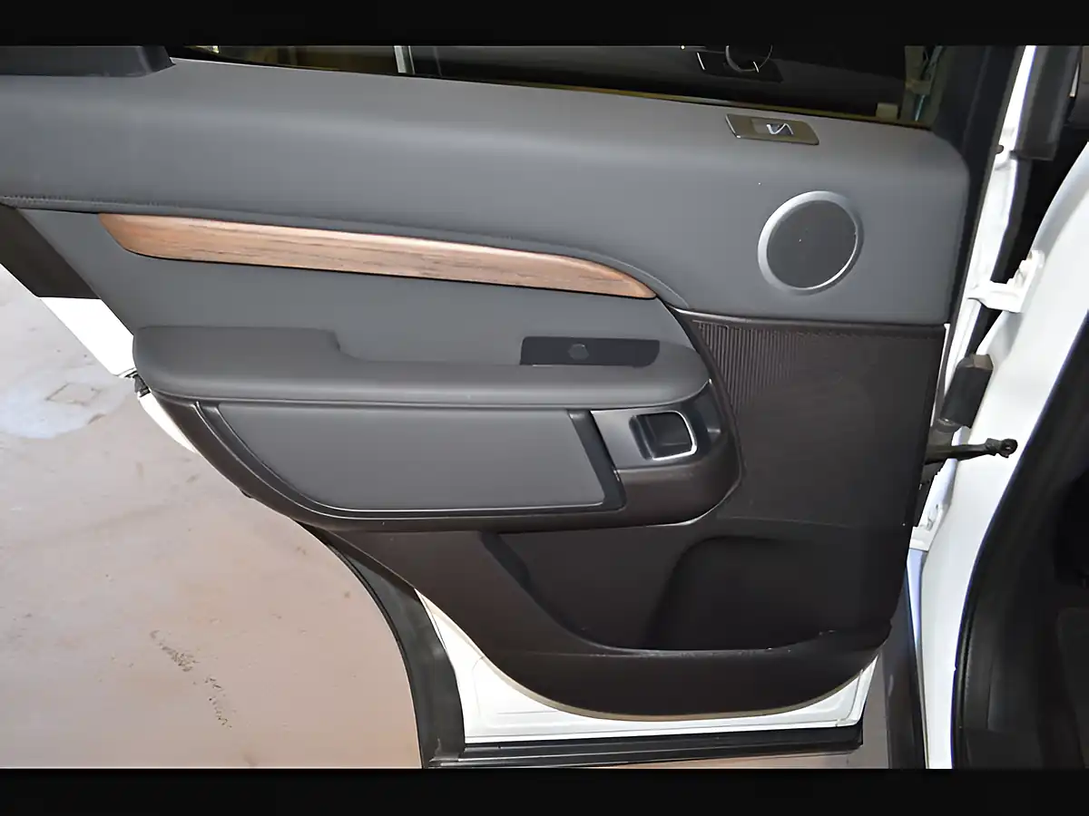 Used 2019 Land Rover Discovery Hse Fuji White - Interior and Exterior details 14