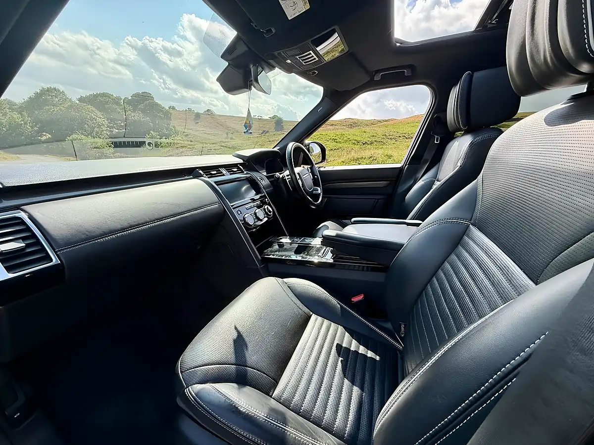 Used 2019 Land Rover Discovery Hse Luxury Blue - Interior and Exterior details 12