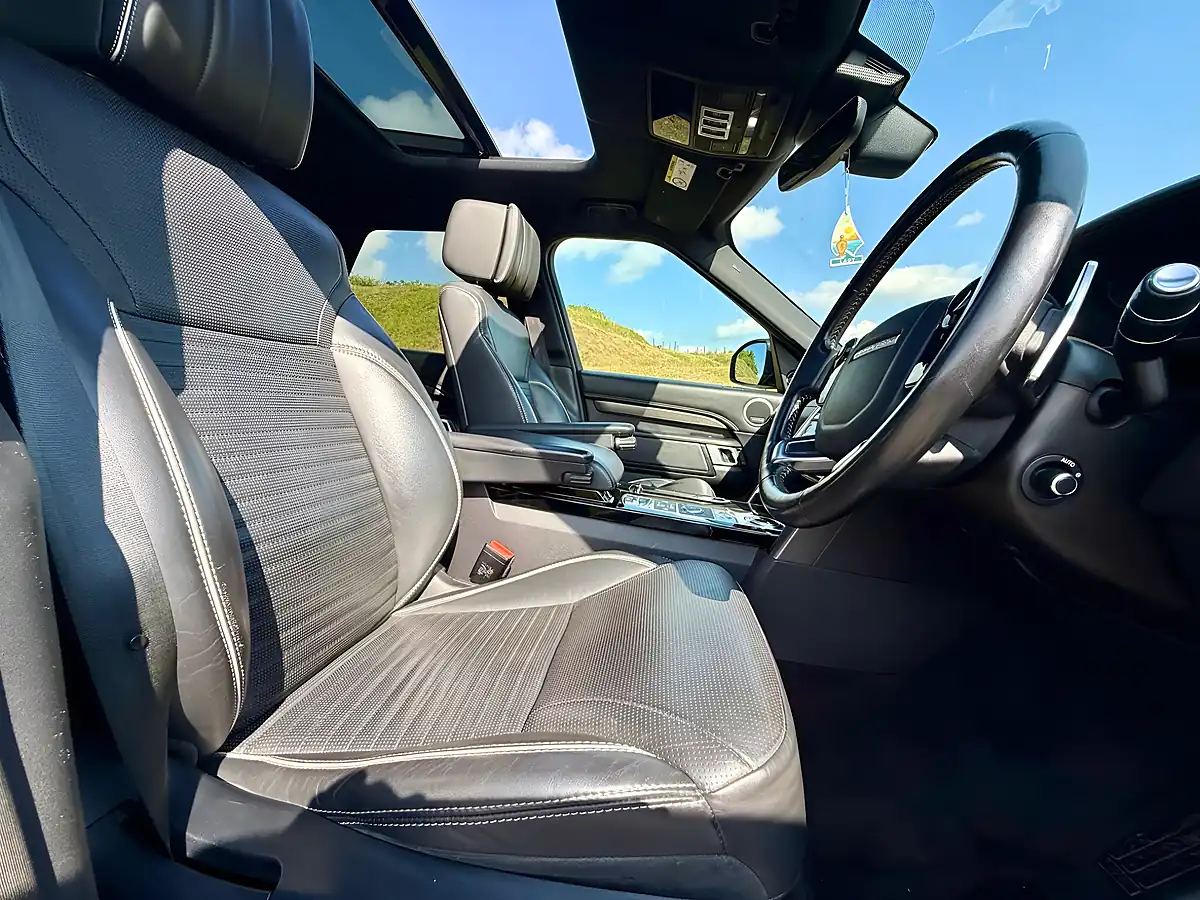 Used 2019 Land Rover Discovery Hse Luxury Blue - Interior and Exterior details 18