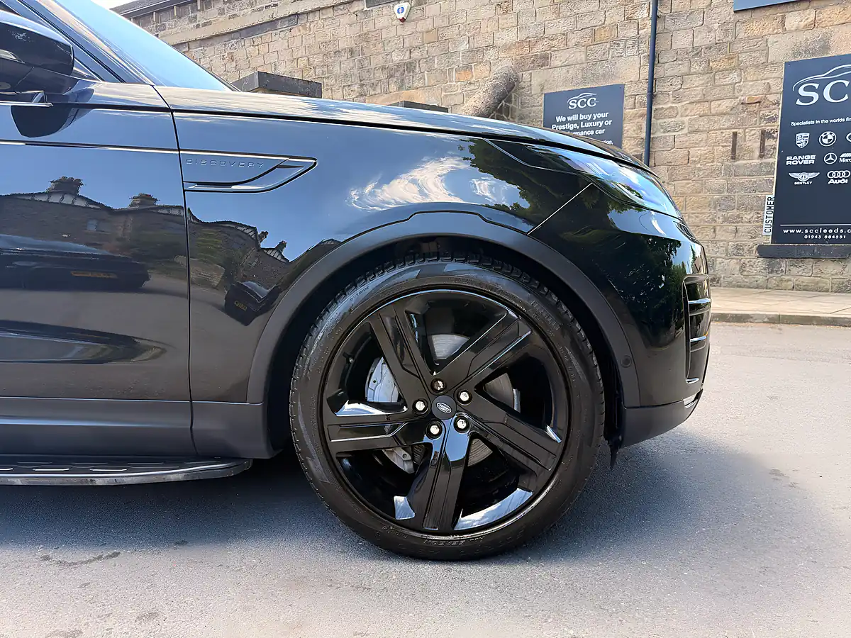 Used 2019 Land Rover Discovery Hse Luxury Santorini Black - Interior and Exterior details 10