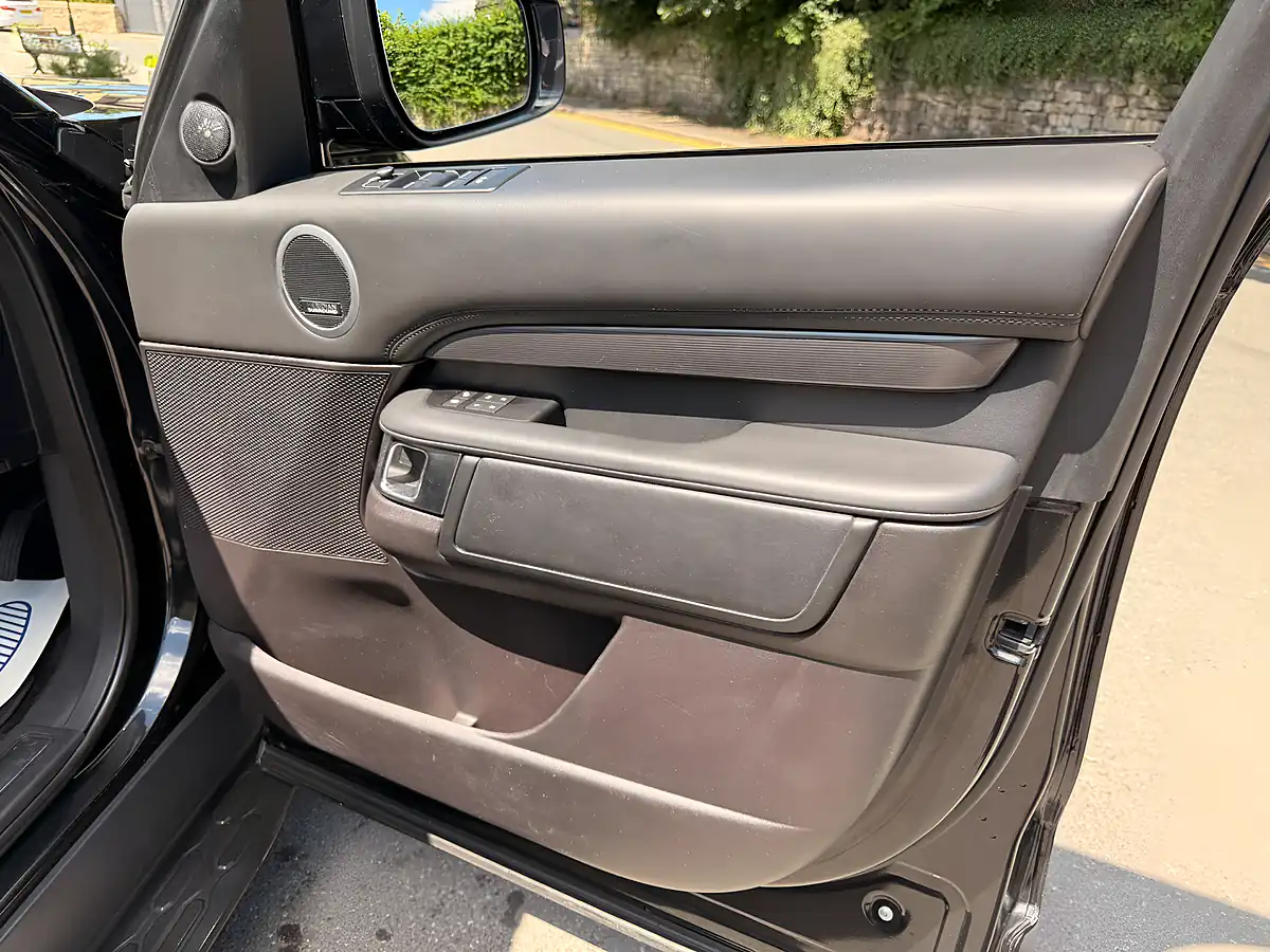 Used 2019 Land Rover Discovery Hse Luxury Santorini Black - Interior and Exterior details 14