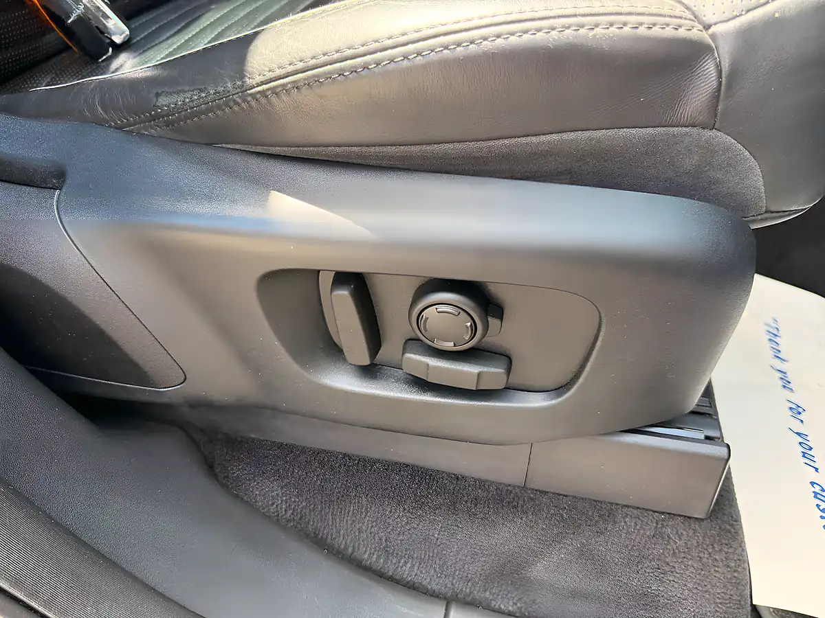 Used 2019 Land Rover Discovery Hse Luxury Santorini Black - Interior and Exterior details 15