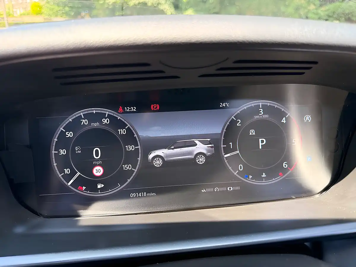 Used 2019 Land Rover Discovery Hse Luxury Santorini Black - Interior and Exterior details 16