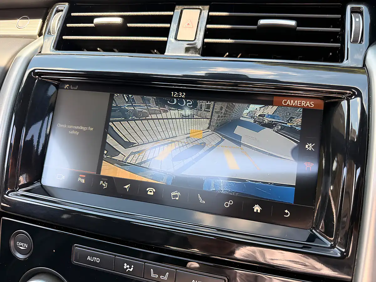 Used 2019 Land Rover Discovery Hse Luxury Santorini Black - Interior and Exterior details 17