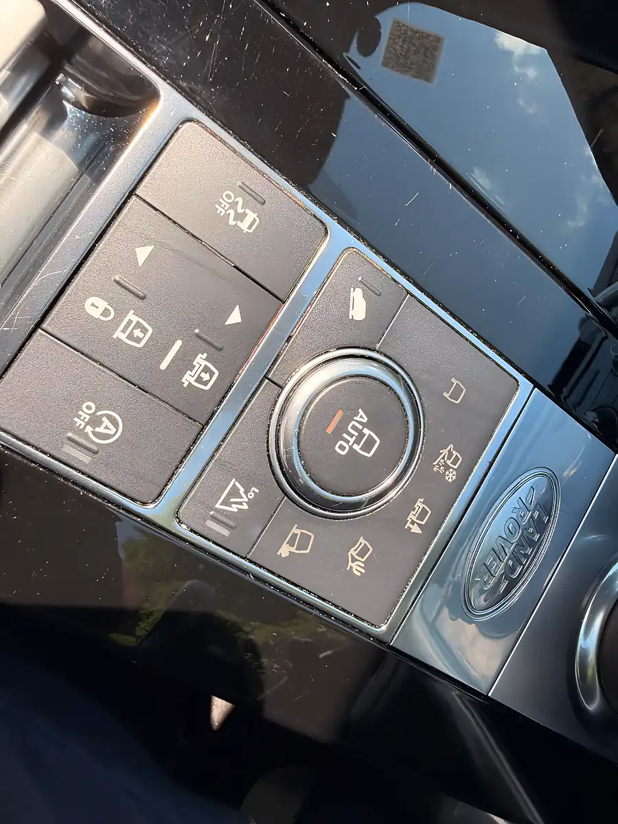 Used 2019 Land Rover Discovery Hse Luxury Santorini Black - Interior and Exterior details 19