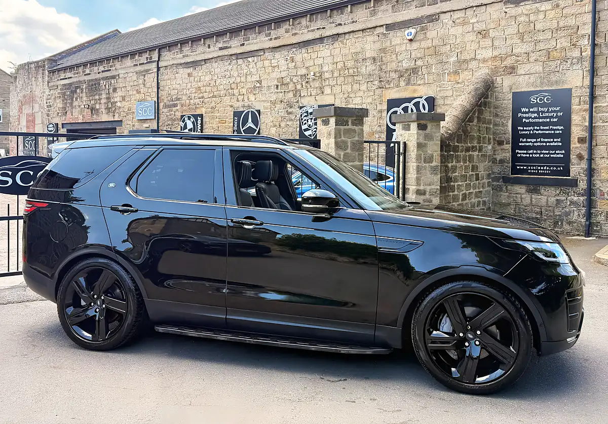Used 2019 Land Rover Discovery Hse Luxury Santorini Black - Interior and Exterior details 3