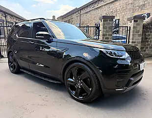 Used 2019 Land Rover Discovery Hse Luxury Santorini Black - Interior and Exterior details 4