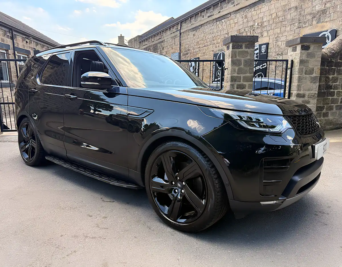 Used 2019 Land Rover Discovery Hse Luxury Santorini Black - Interior and Exterior details 4