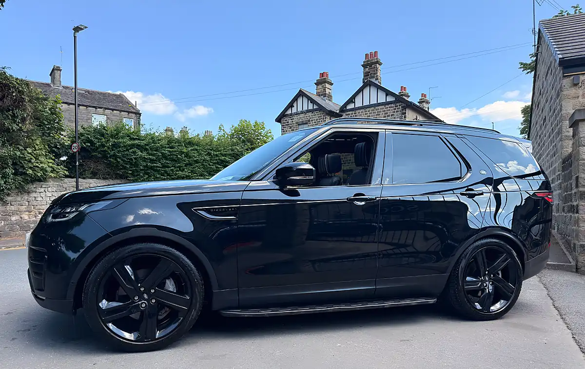Used 2019 Land Rover Discovery Hse Luxury Santorini Black - Interior and Exterior details 7