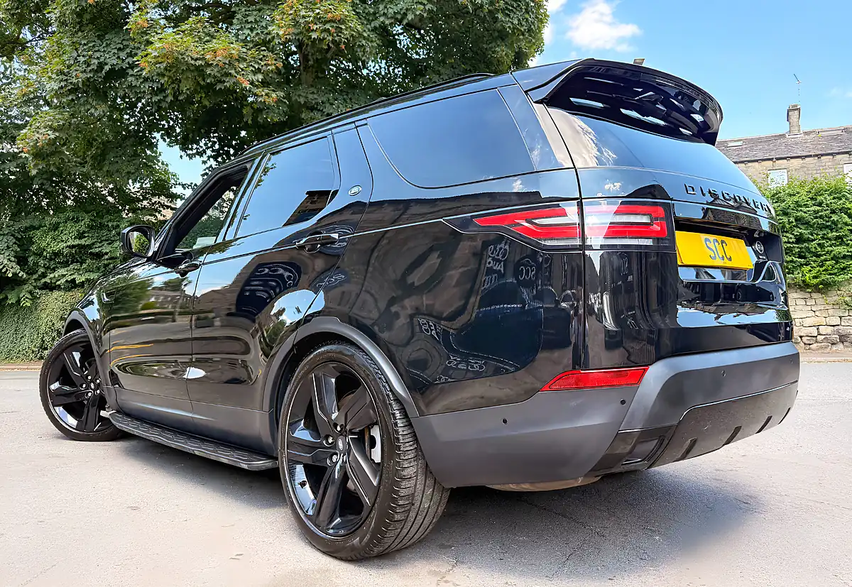 Used 2019 Land Rover Discovery Hse Luxury Santorini Black - Interior and Exterior details 9