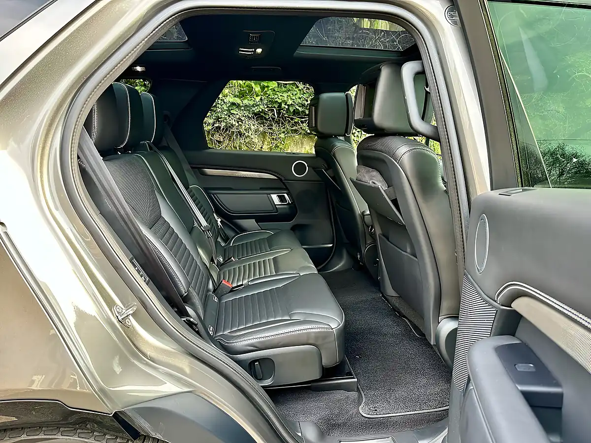 Used 2019 Land Rover Discovery Hse Luxury Silicon Silver - Interior and Exterior details 10