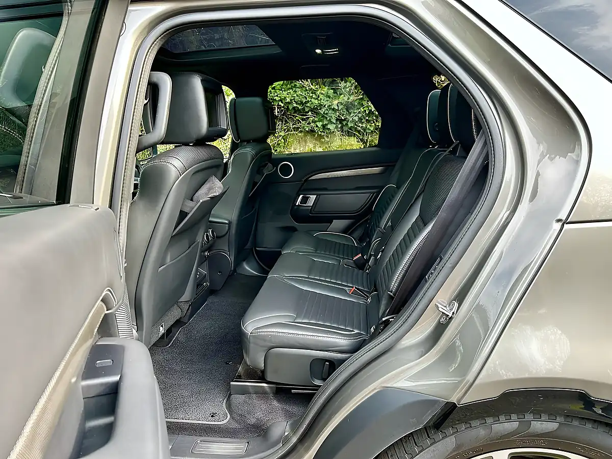 Used 2019 Land Rover Discovery Hse Luxury Silicon Silver - Interior and Exterior details 11