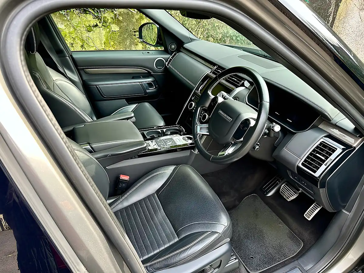 Used 2019 Land Rover Discovery Hse Luxury Silicon Silver - Interior and Exterior details 5