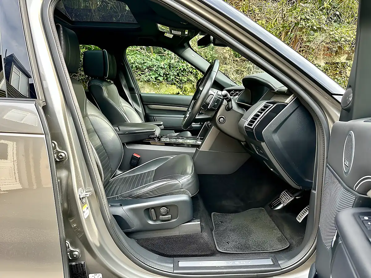 Used 2019 Land Rover Discovery Hse Luxury Silicon Silver - Interior and Exterior details 6