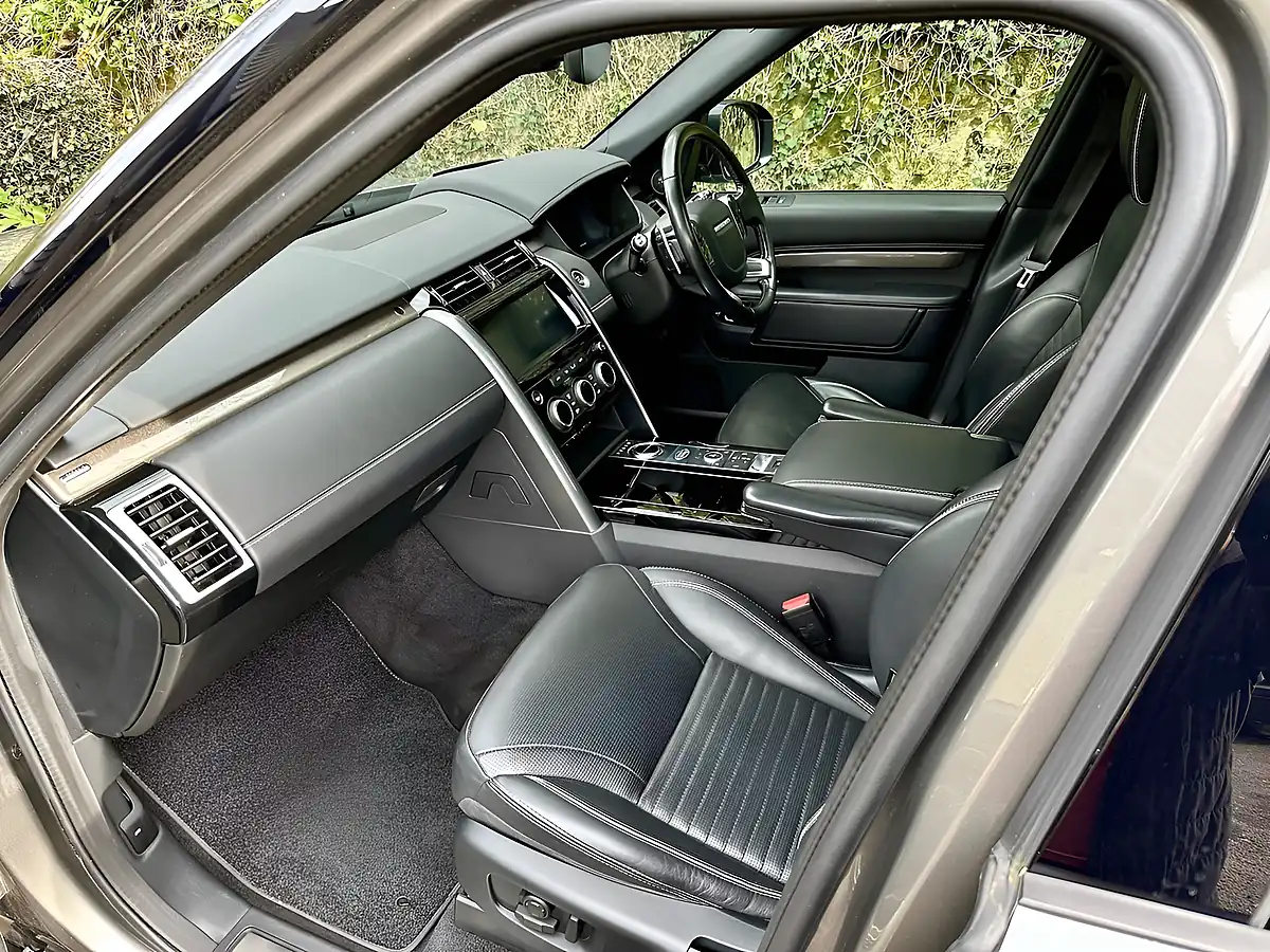 Used 2019 Land Rover Discovery Hse Luxury Silicon Silver - Interior and Exterior details 7