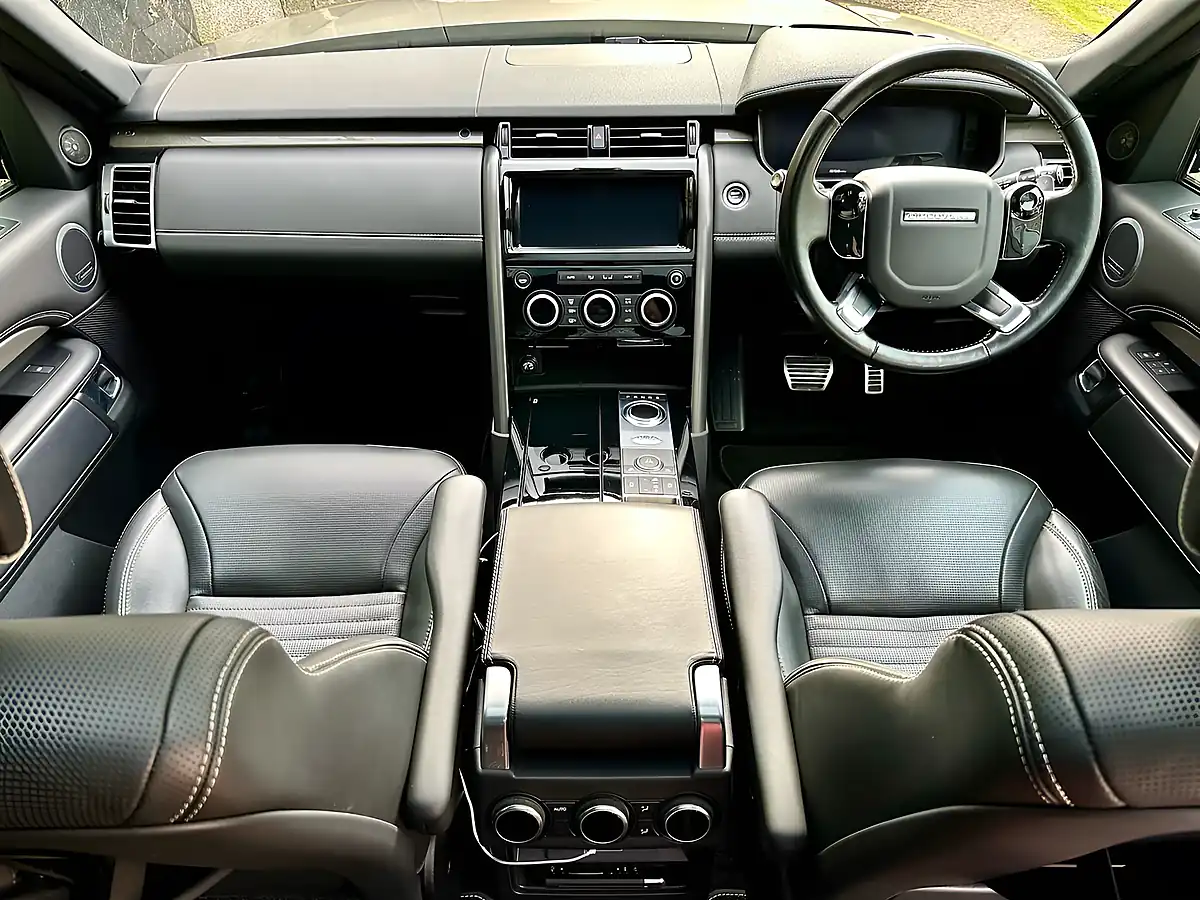 Used 2019 Land Rover Discovery Hse Luxury Silicon Silver - Interior and Exterior details 9