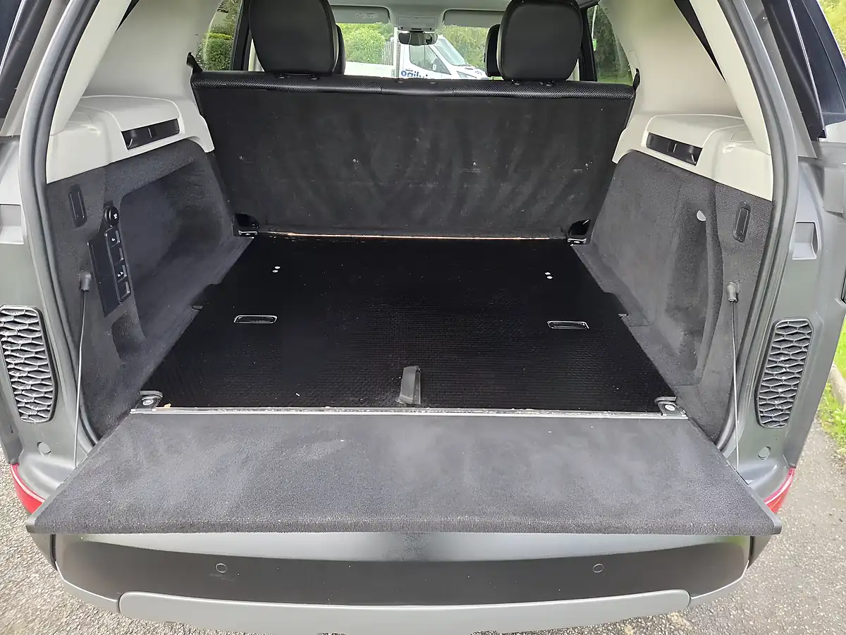 Used 2019 Land Rover Discovery Hse Silver - Interior and Exterior details 14