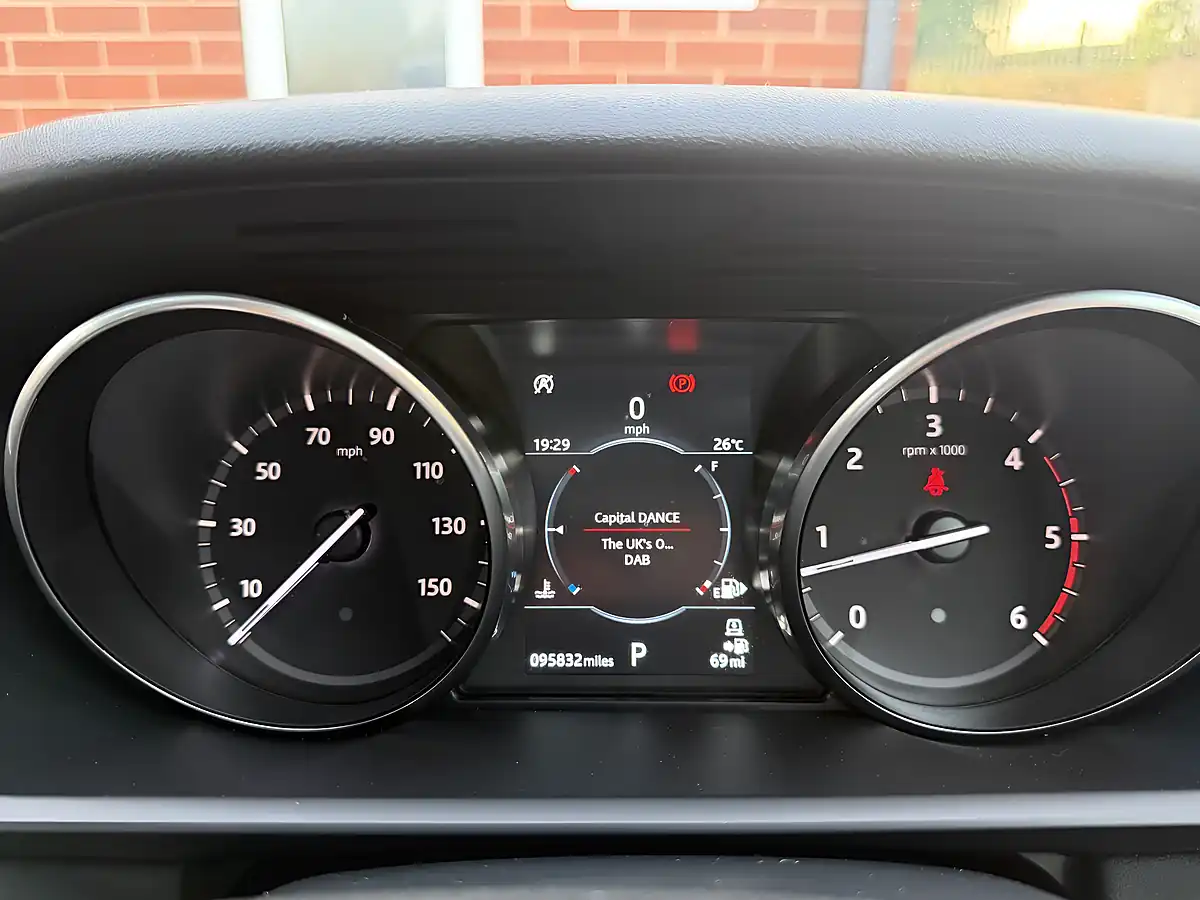 Used 2019 Land Rover Discovery Landmark Edition Silver - Interior and Exterior details 20