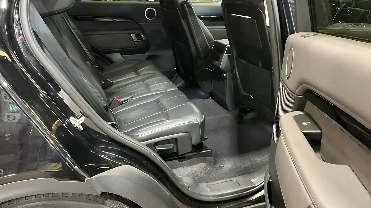 Used 2019 Land Rover Discovery Se Black - Interior and Exterior details 11