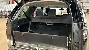 Used 2019 Land Rover Discovery Se Black - Interior and Exterior details 12